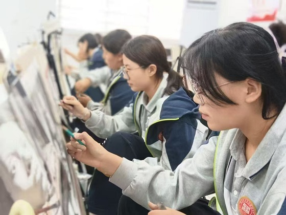 东方美高美术生上课状况